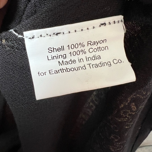 Elegant Black and Gold Long Sleeve Dress - Picture 4 of 4